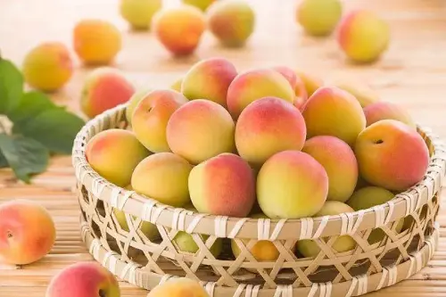 Peaches are a fruit rich in vitamin C which helps strengthen the body's immune system.