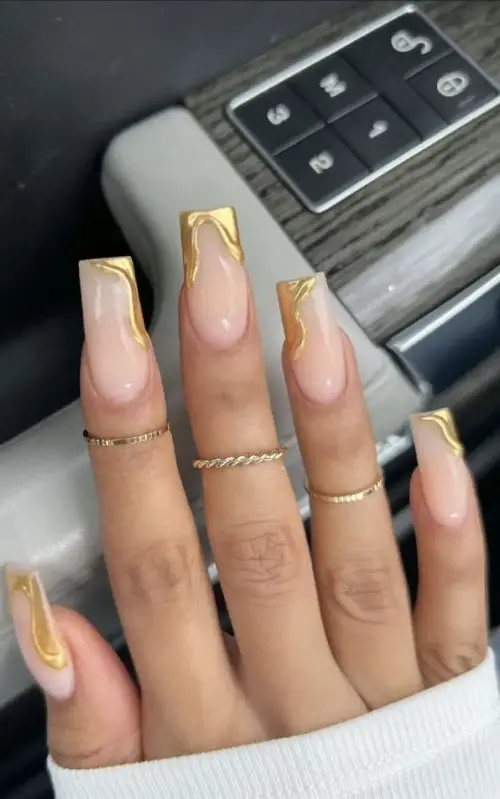 Diseño de uñas con texturas metálicas con manicura 3D