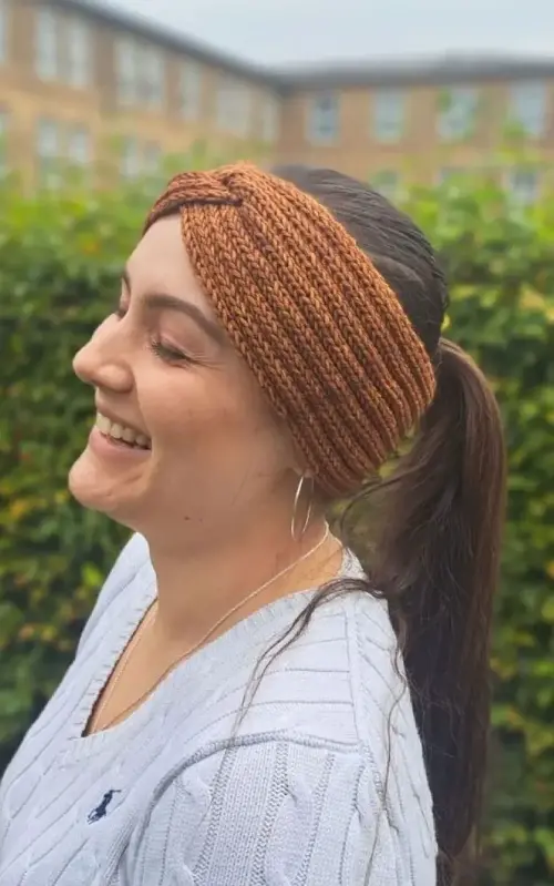 Peinado con diadema para ocultar las canas