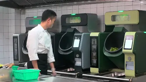 Chinese Start-Up Pioneers Robot Chefs and AI in Restaurant Kitchens