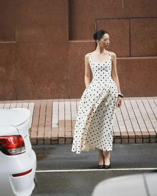 Feminine patterned dresses for a gentle autumn that every girl should have - Photo 1.