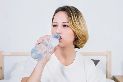 Drinking plenty of water every day is a way to prevent stomach pain.