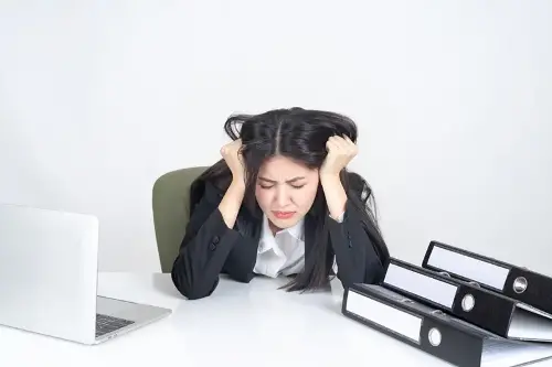 Prolonged stress can easily cause stomach pain.